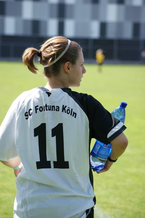 Maria Bienentreu im Fußballtrikot auf dem Platz