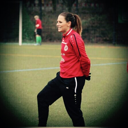 Maria Bienentreu in einer Fußballszene