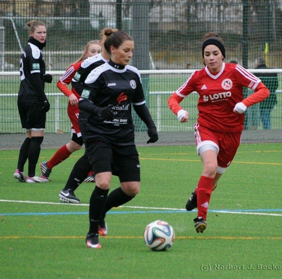 Maria Bienentreu im Spiel mit dem Ball
