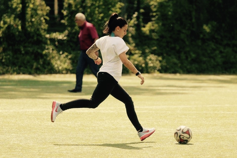 Maria Bienentreu beim Fußballtraining