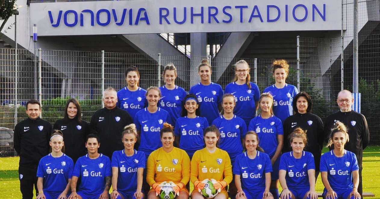 Mannschaftsfoto vor dem Stadion
