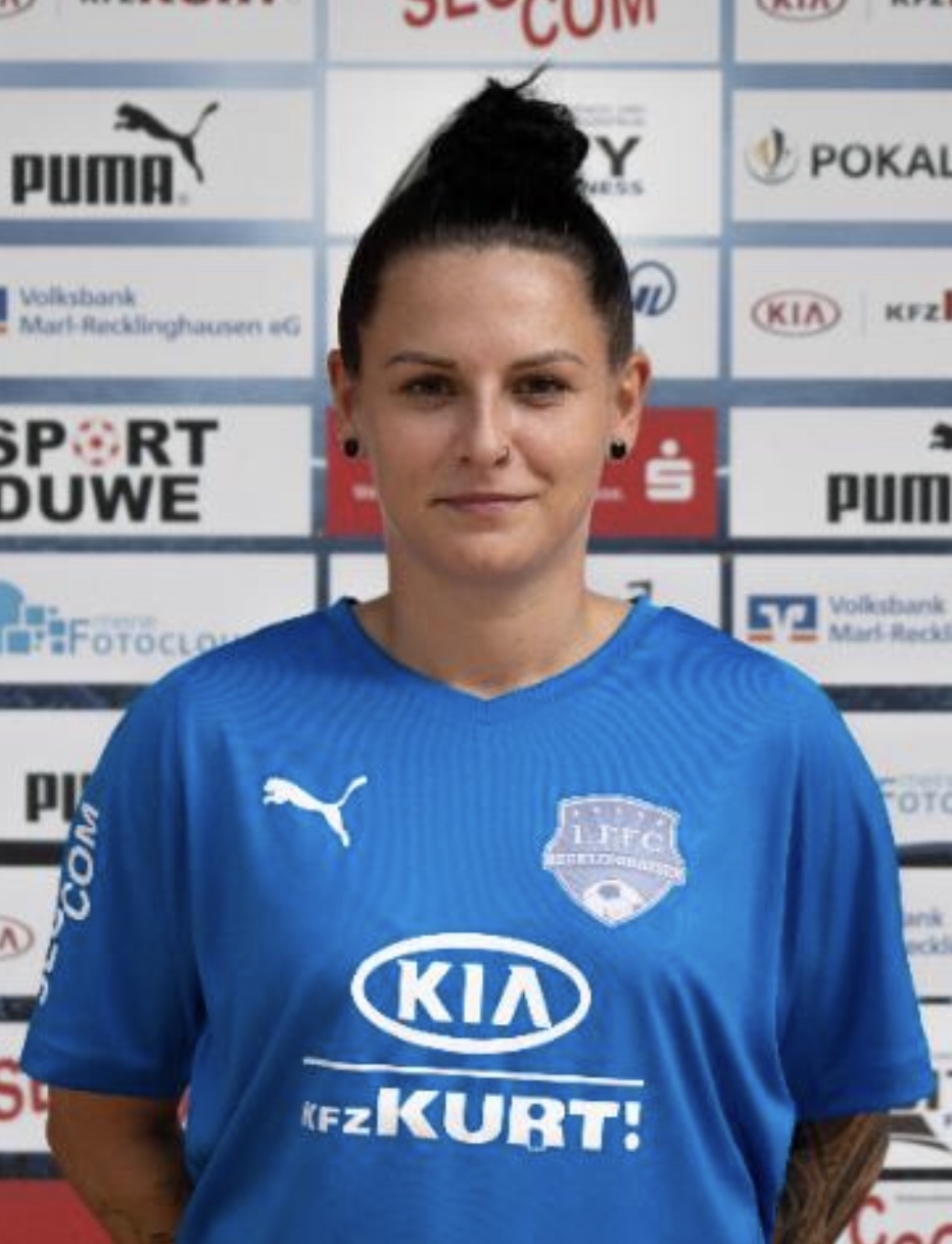 Porträt von Maria Bienentreu im Fußballtrikot
